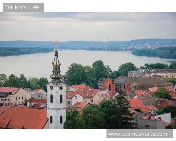 探索尼克希奇的魅力与历史沉淀，感受黑山小镇的独特风情与文化底蕴